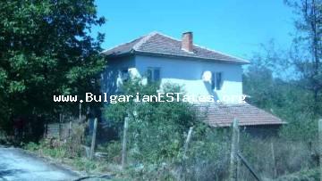 Реновирана къща за продажба се намира в живописно село в българската провинция.