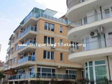 Продаваме луксозно обзаведен тристаен апартамент на първа линия с незакриваема морска панорама в гр.Царево, България