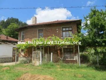 For sale is a house in the picturesque mountain village of Kosti, located in the village center.
