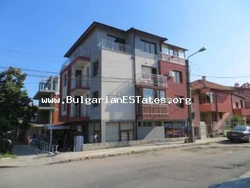 Тристаен апартамент за продажба в идеалния център на квартал Сарафово, Бургас, България.