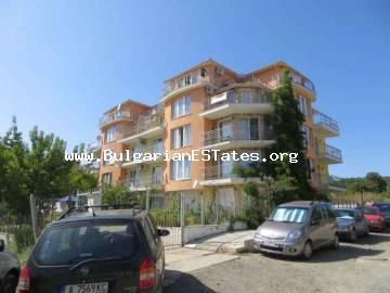Продаваме евтин, двустаен апартамент в Свети Влас, България.
