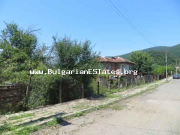 За продажба къща на 12 км от морето.