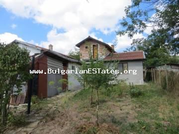 За продажба евтина, двуетажна къща в село Веселие,14км от морето