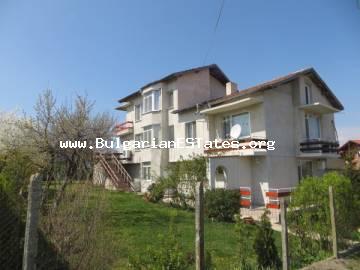 ИЗГОДНО!!!! Огромна триетажна къща за продажба В СЕЛО Черни връх, на 10 км от град Бургас и 15 км от морето.