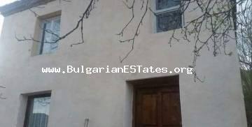 Продава се частично ремонтирана къща в село Момина Църква, само на 55км от Бургас и морето.