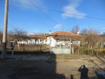 Изгодно се продажба едноетажна ремонтирана къща в село Гильовца, на 14км от Слънчев Бряг и 25км от Бургас.