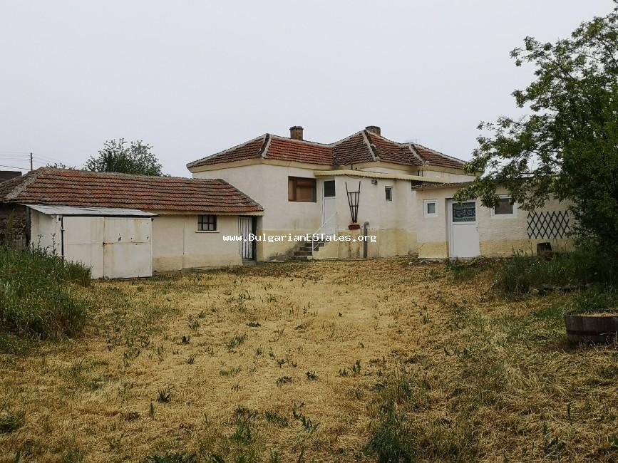Продава се ремонтирана къща в село Лесово, на 20км от град Елхово и 120км. от Бургас.