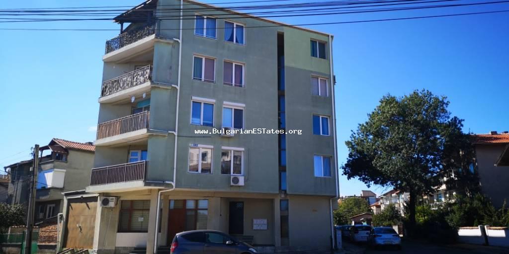 Продава се голям тристаен апартамент в град Бургас, квартал Сарафово.