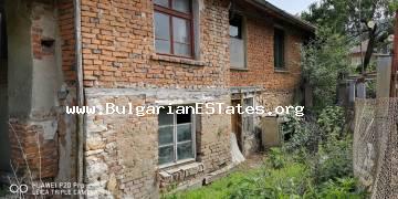 An old two-storey house is for sale in the town of Malko Tarnovo, 65 km from the city of Burgas and just 9 km from the border with Turkey.