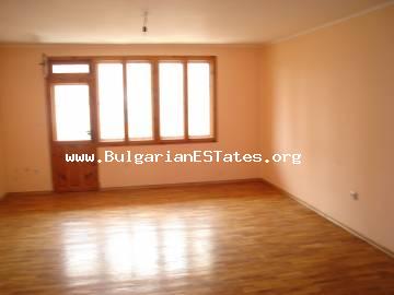Affordable sale of a large apartment in the town of Pomorie, 200 meters from the beach.