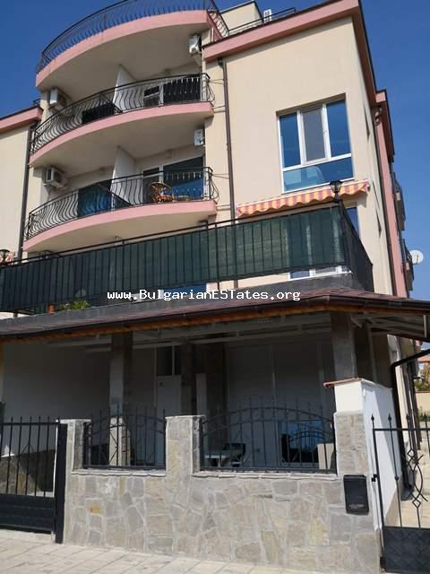 Изгодно се продава голям двустаен апартамент в град Равда, на 200 м от плажа.