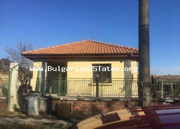 Продажба на две къщи и голям двор в село Тръстиково, на 15 км от град Бургас и морето.