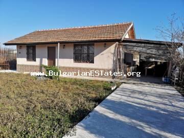 For sale is a small house in the village of Kamenar, just 6 km from the sea and the town of Pomorie.