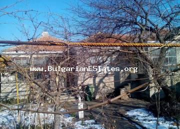 Affordably a house is offered for sale with a large yard in the village of Orizare, 22 km from the regional city of Burgas, and only 14 km from the beach and Sunny Beach resort.