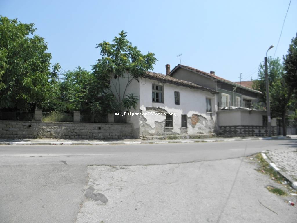 An old two-storey house is for sale in the village of Granitovo, only 11 km from the town of Elhovo and 15 km from the border point with Turkey.