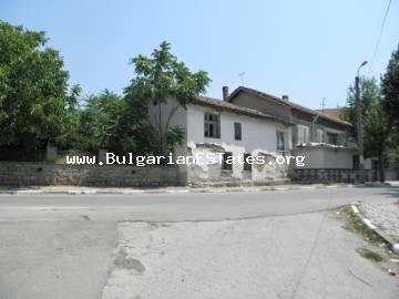An old two-storey house is for sale in the village of Granitovo, only 11 km from the town of Elhovo and 15 km from the border point with Turkey.