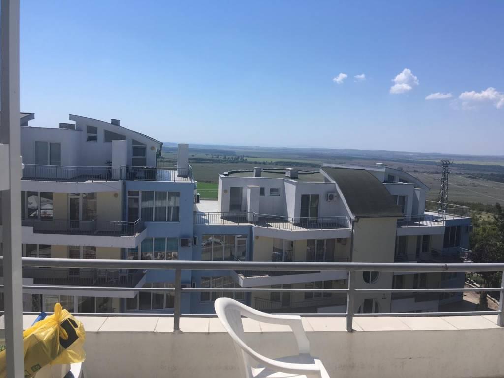 Тристаен апартамент намиращ се в комплекс Сънсет Кошарица, само на 5 км от Слънчев Бряг.
