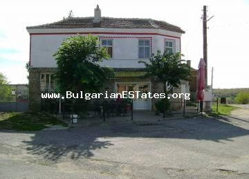 Продажба на къща и бизнес в село Мелница, само на седем километра от Турция.