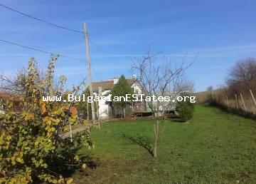 We offer for sale a small cottage with a yard on the outskirts of the village of Cherni Vrah, 10 km from Burgas.