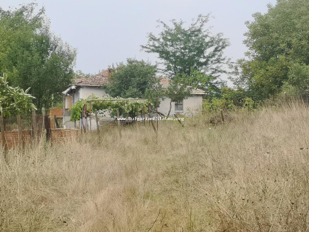 Евтино се продава стара къща с огромен двор, само на 35км от град Бургас, село Светлина!!!