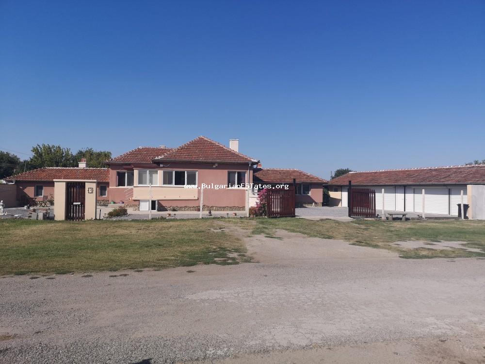 Ремонтирана къща с прекрасна гледка за продажба  в село Коневец на 110 км от Бургас и само 13 км от град Елхово