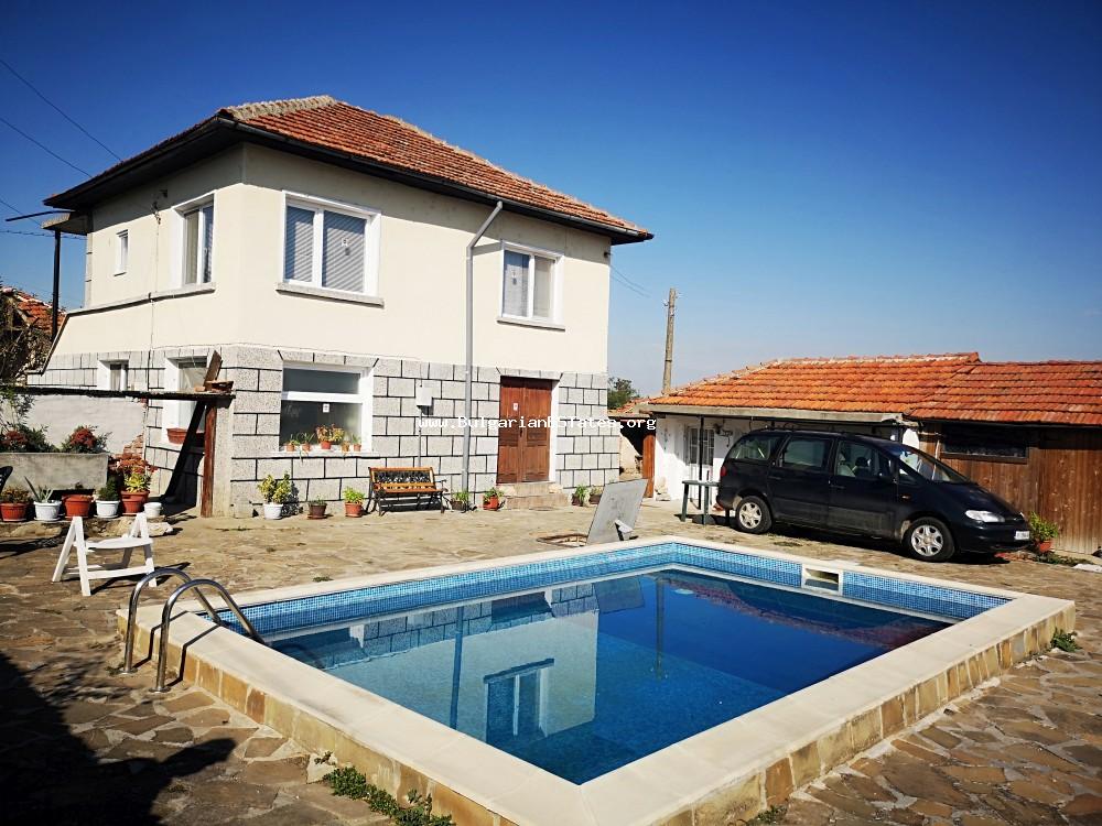 Изгодно продаваме двуетажна, ремонтирана къща с басейн и огромен двор в село Бояджик, само на 18 км от град Ямбол и 115 км от Бургас.