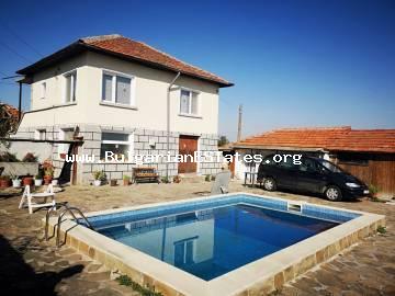 Изгодно продаваме двуетажна, ремонтирана къща с басейн и огромен двор в село Бояджик, само на 18 км от град Ямбол и 115 км от Бургас.