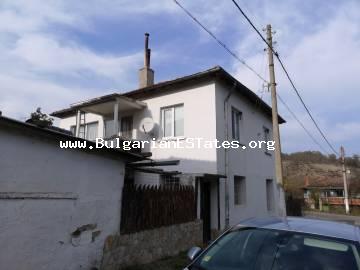 Къща за продажба в село Проход, намира се на 12 км. от гр. Средец и 37 км от град Бургас и морето.
