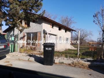 Продава се двуетажна, ремонтирана къща в квартал Черно море, град Бургас, само 10 км от плажа.