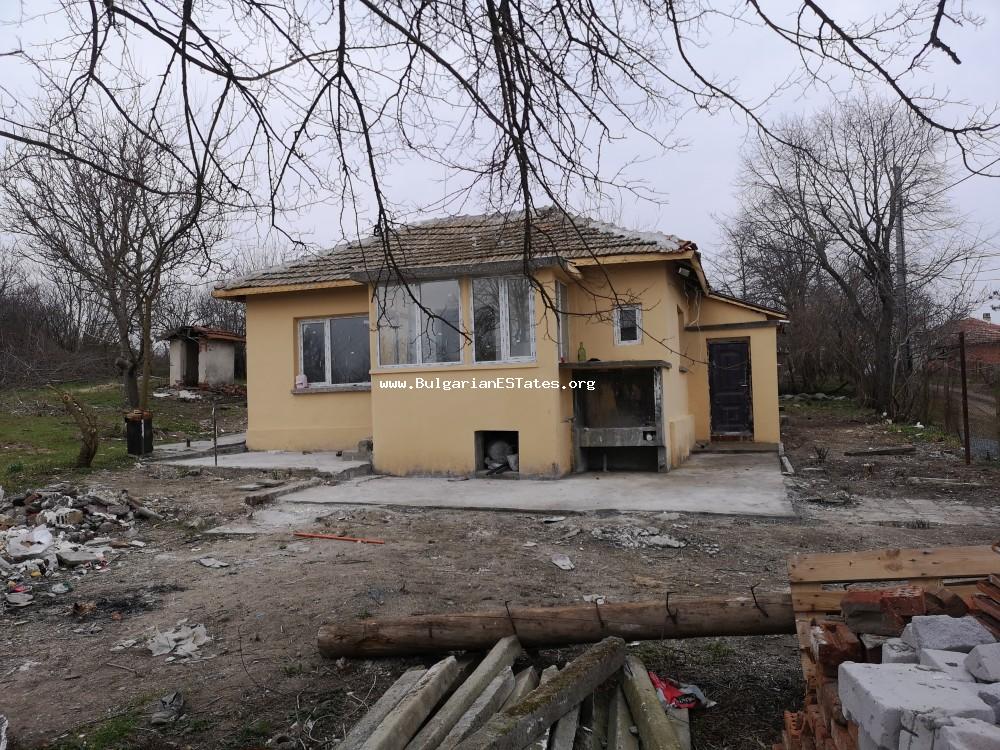 Продаваме ремонтирана, едноетажна къща в село Дебелт, 20 км от Бургас и морето, България.