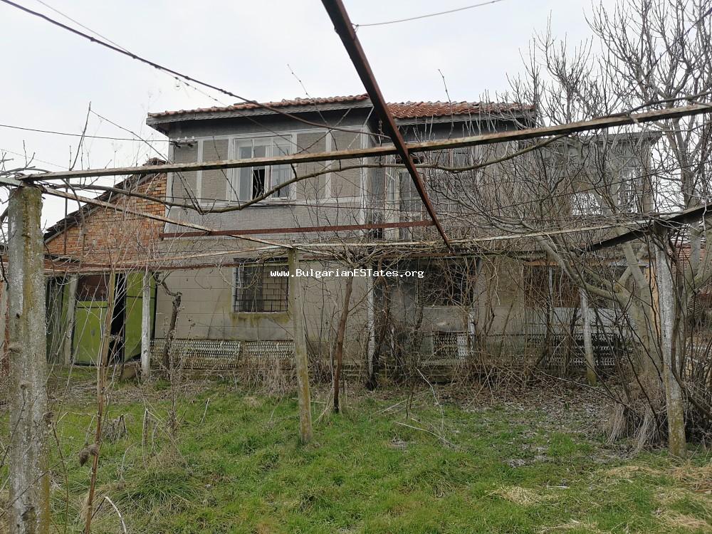 Продаваме голяма двуетажна къща в село Дебелт, на 20 км от град Бургас и морето.