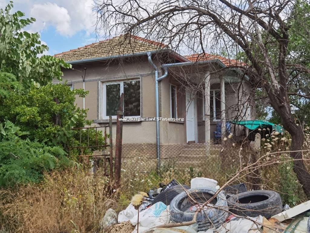 Частично ремонтирана двуетажна къща за продажба в село Аспарухово, само на 27 км от град Бургас и морето.