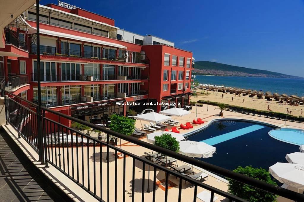 Продава се напълно обзаведен, двустаен апартамент в луксозният апарт-хотел "Хевън", който е разположен на първа линия море, непосредствено до плажната ивица в к.к. Слънчев Бряг