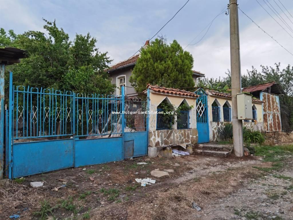 Евтино се продава двуетажна къща с голям двор в село Светлина на 35 км от Бургас и морето.