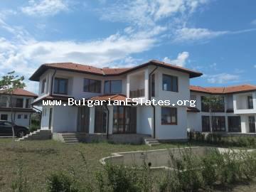 Three-bedroom house in a gated complex 3 km from the town of Aheloy, 25 km from the city of Burgas, 12 km from Sunny Beach.