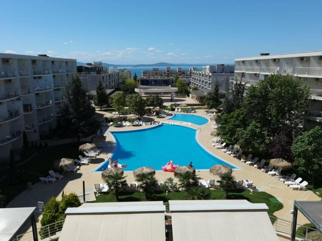 Продава се тристаен апартамент с морска гледка и само на 150 м от плажа в квартал Сарафово, град Бургас.
