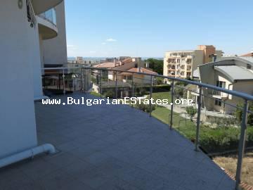 Продава се голям четиристаен апартамент с морска гледка и само на 150 м от плажа в квартал Сарафово, град Бургас.