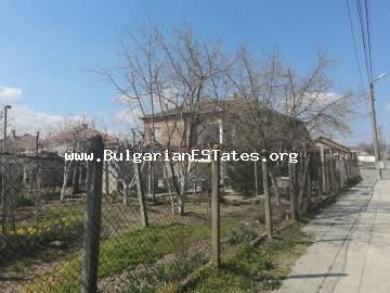 Предлагаме за продажба поддържана двуетажна къща с голям двор и лозе в село Гюльовца, на 15 км от морето и Слънчев Бряг.