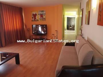 We offer you a fully furnished penthouse apartment, located in a residential building in the central part of the city, close to the Municipality and 200 m from the sea.