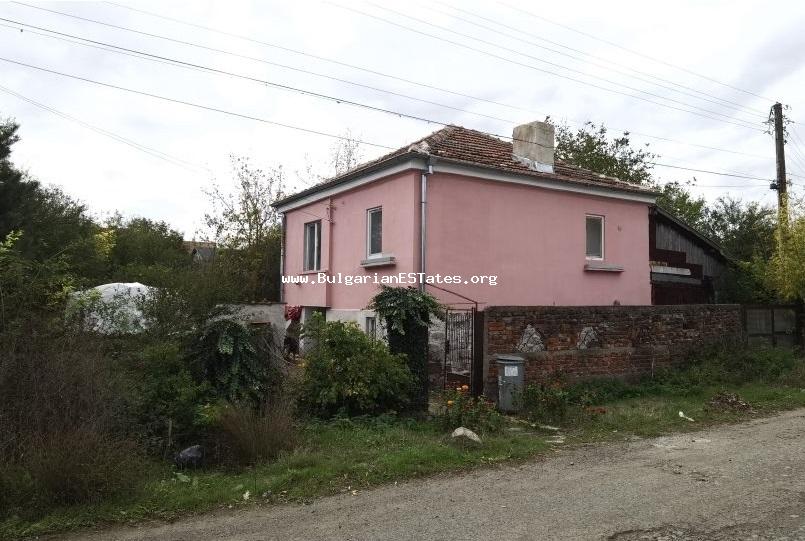 Продава се имот  на две нива за целогодишно живеене в село Дюлево, на 25 км от град Бургас и морето.
