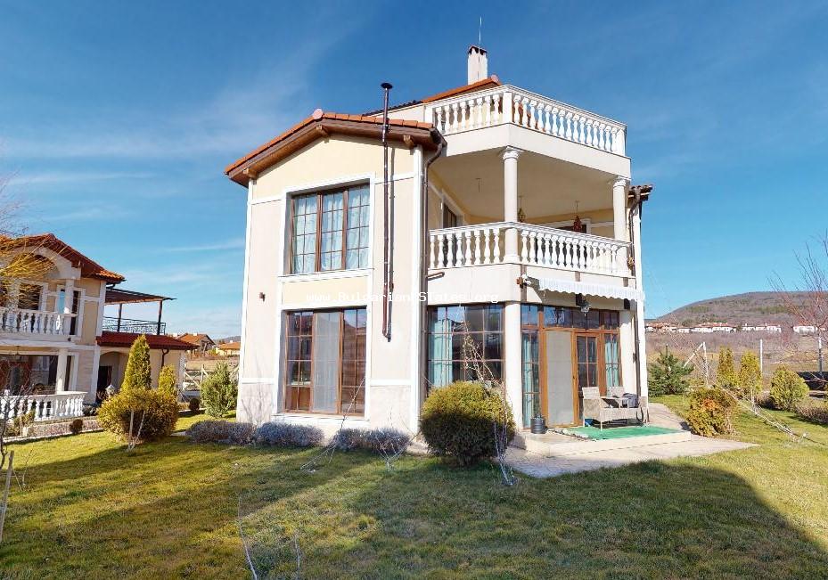 Продава се нова триетажна къща с морска гледка в село Кошарица, само на 2 км. от Слънчев Бряг и морето.