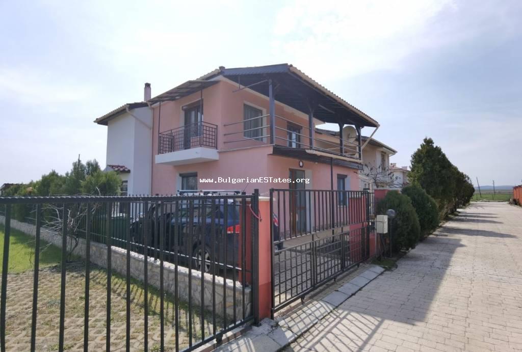 Нова къща за продажба в село Гюльовца, само на 15 км от морето и Слънчев Бряг, България.
