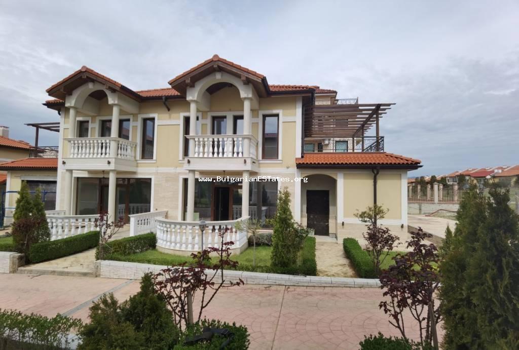 Предлагаме за продажба луксозна къща намираща се в комплекс ”HOUSE GARDEN”, в. з. Чолакова чешма, Кошарица, на 4 км от кк Слънчев бряг и морето.