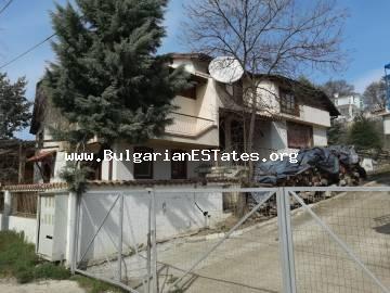 Къща в България за продажба!! Купете двуфамилна самостоятелна двуетажна къща във вилната зона на село Кошарица, само на 5 км от Слънчев Бряг и морето.