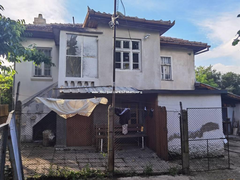 Къща за продажба в България! Изгодно се продава масивна двуетажна къща в село Дюлево, само на 25 км от град Бургас и морето.