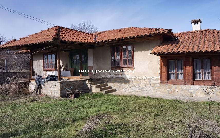 Къща за продажба в България. Изгодно продаваме частично ремонтирана едноетажна къща с голям двор в село Везенково, на 90 км от Бургас в близост до река Луда Камчия.
