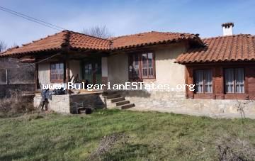 Къща за продажба в България. Изгодно продаваме частично ремонтирана едноетажна къща с голям двор в село Везенково, на 90 км от Бургас в близост до река Луда Камчия.