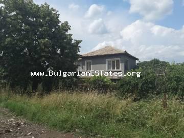 Имот за продажба в България. Купете двуетажна къща в село Войника, само на 60 км от град Бургас и 30 км от град Средец и 30 км от град Ямбол.