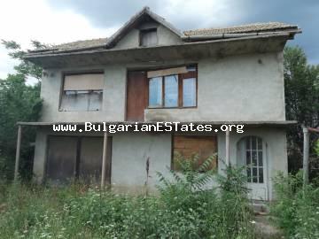 Имот за продажба в България. Купете двуетажна къща в село Зорница, само на 50 км от град Бургас и 20 км от град Средец.
