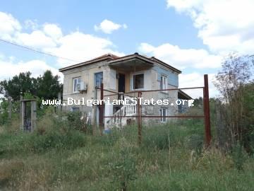 Купете частично ремонтирана къща с голям двор и прекрасна гледка в село Загорци, само на 40 км от град Бургас и морето, 10 км от град Средец, България.